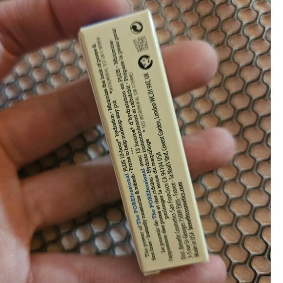 Benefit the Porefessional Hydrating Face Primer to Minimize the Look of Pores - Picture 7 of 7